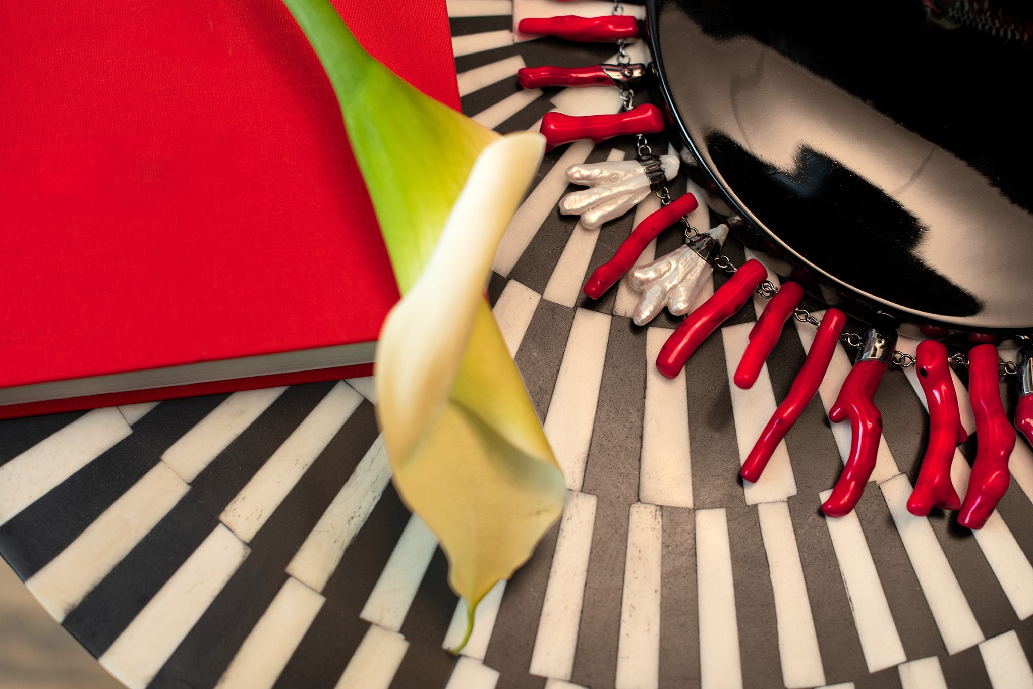 House of Sol - HoS - High-end Fine Jewelry for unapologetic women. Once you free these wild gemstones they can gain new ontological perspectives, from ornamenting décolletages to tables. Here are some use cases for your inspiration from Omar Baban Design.