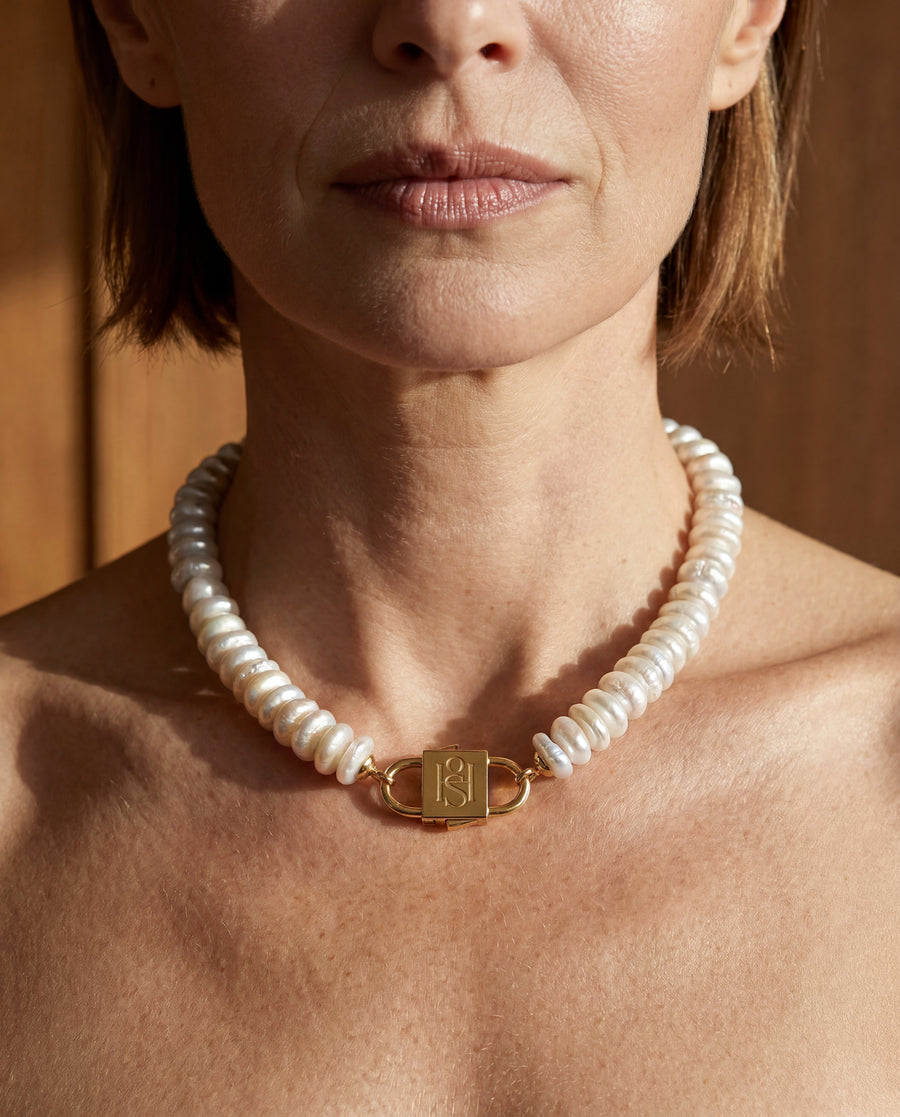  Fahrelnissa freshwater disc pearl necklace with House of Sól gold lock clasp, worn by brunette model with bob cut.